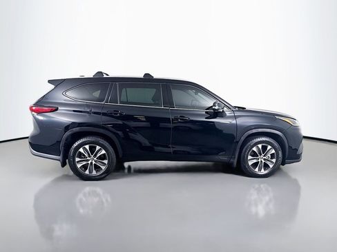 Certified 2021 Toyota Highlander XLE AWD/4WD image 4