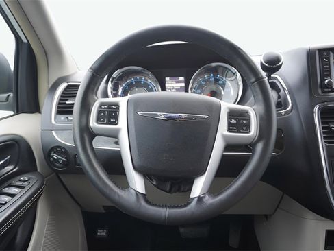 Used 2015 Chrysler Town & Country Touring-L w/ Driver Convenience Group image 20