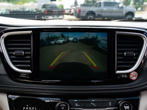 Used 2023 Chrysler Pacifica Touring-L FWD image 16