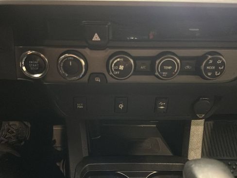 Used 2017 Toyota Tacoma TRD Off-Road AWD/4WD image 31