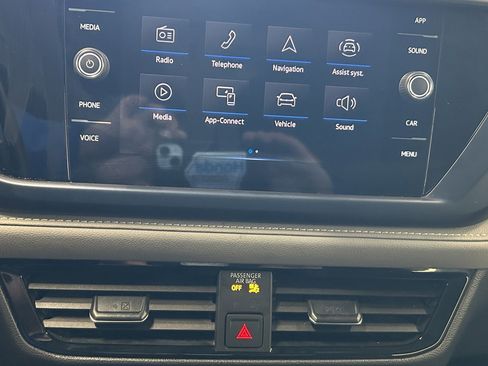 Used 2024 Volkswagen Taos SE image 29