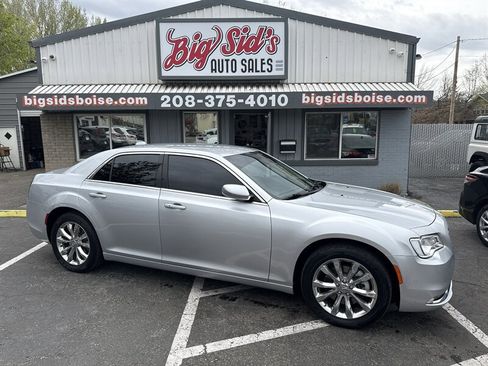 Used 2021 Chrysler 300 Touring L image 1