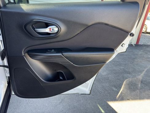 Used 2015 Jeep Cherokee Sport image 11