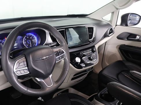 Used 2023 Chrysler Pacifica Touring-L FWD image 25