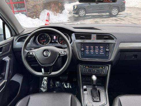 Used 2020 Volkswagen Tiguan SE w/ Panoramic Sunroof Package image 9