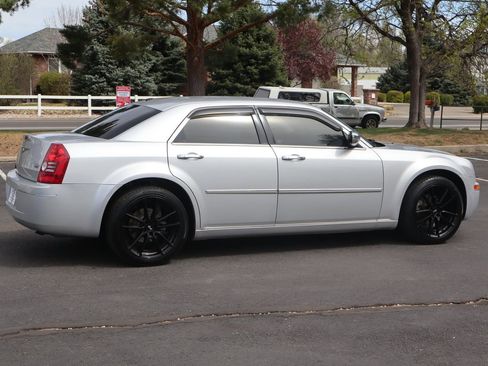 Used 2010 Chrysler 300 Touring image 4