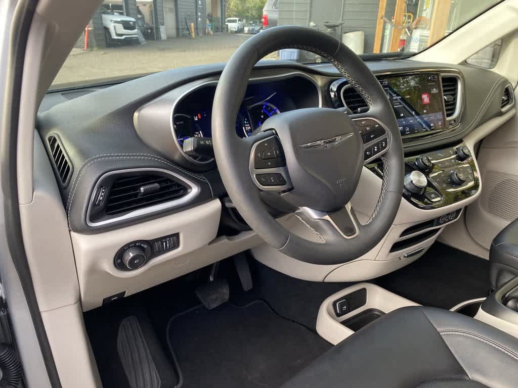 Used 2024 Chrysler Pacifica Limited FWD image 2