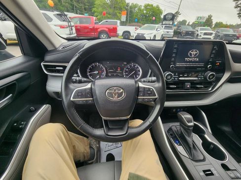 Used 2022 Toyota Highlander XLE AWD/4WD image 19