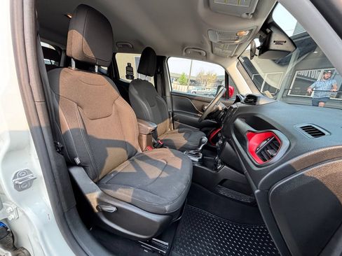 Used 2023 Jeep Renegade Latitude AWD/4WD image 22