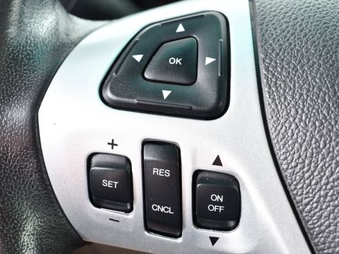 Used 2015 Ford Explorer XLT w/ Equipment Group 202B AWD/4WD image 32