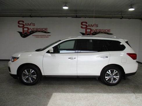 Used 2019 Nissan Pathfinder SL image 2