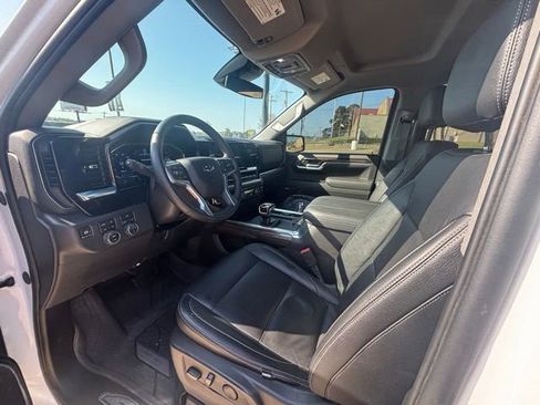 Used 2025 Chevrolet Silverado 1500 LT Trail Boss w/ Convenience Package II image 11