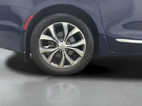Used 2017 Chrysler Pacifica Limited FWD image 25