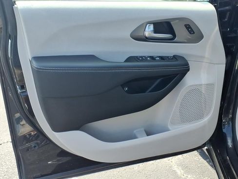 Used 2024 Chrysler Pacifica Limited FWD image 17