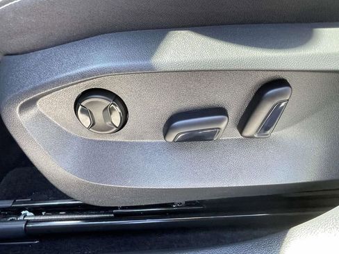 Used 2025 Volkswagen Taos SE w/ Panoramic Sunroof Package image 15