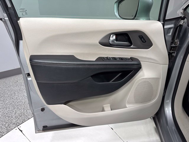Used 2021 Chrysler Pacifica Touring-L FWD image 12