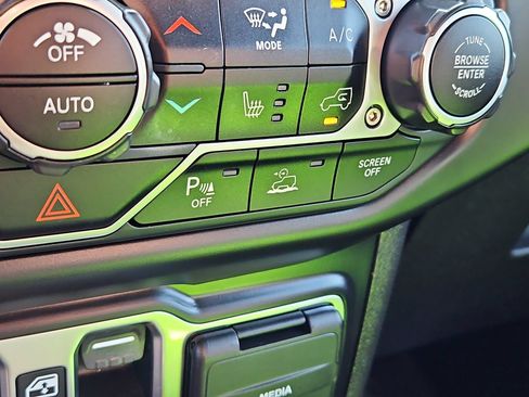 Used 2021 Jeep Wrangler Unlimited Sahara AWD/4WD image 11