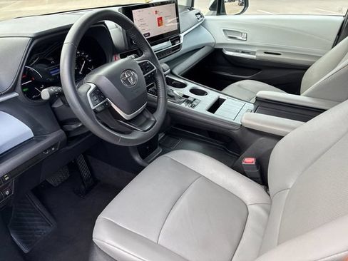 Used 2025 Toyota Sienna XLE FWD image 11