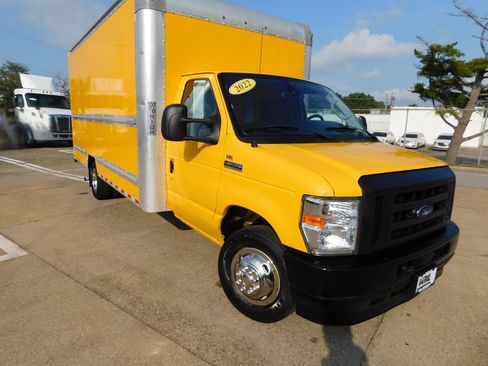 Used 2022 Ford E-350 and Econoline 350 Super Duty RWD image 1