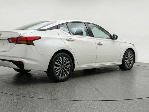 Used 2025 Nissan Altima 2.5 SV image 9