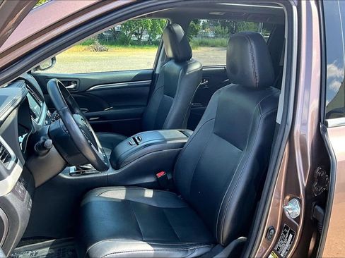 Used 2018 Toyota Highlander Limited Platinum AWD/4WD image 9