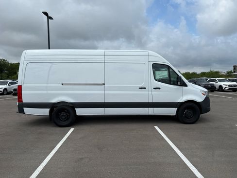 Used 2025 Mercedes-Benz Sprinter 2500 image 4