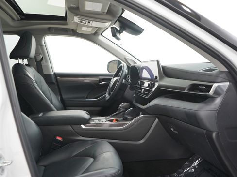 Used 2023 Toyota Highlander Limited image 11