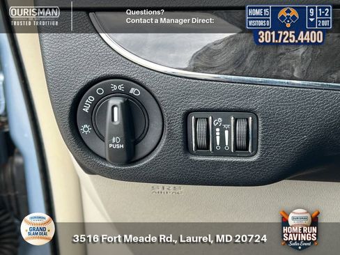 Used 2016 Chrysler Town & Country Touring-L FWD image 27
