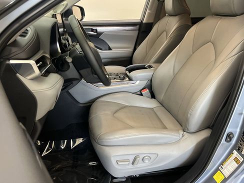 Used 2023 Toyota Highlander Limited AWD/4WD image 12