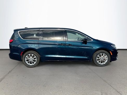 Certified 2023 Chrysler Pacifica Touring-L image 8