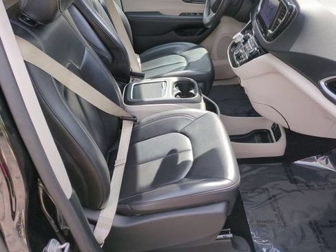 Used 2023 Chrysler Pacifica Touring-L FWD image 28