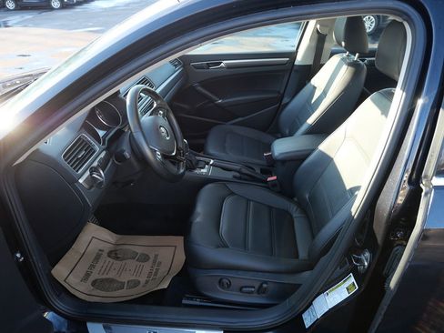 Used 2017 Volkswagen Passat 1.8T R-Line image 10