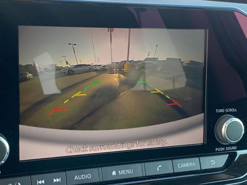 Used 2025 Nissan Pathfinder SV image 18