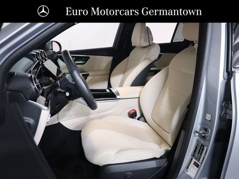 Used 2025 Mercedes-Benz GLC 300 4MATIC image 29