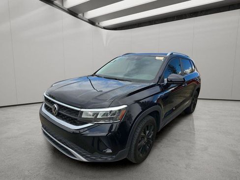 Used 2023 Volkswagen Taos SE w/ Panoramic Sunroof Package FWD image 1