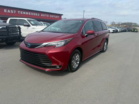 Used 2025 Toyota Sienna XLE image 2