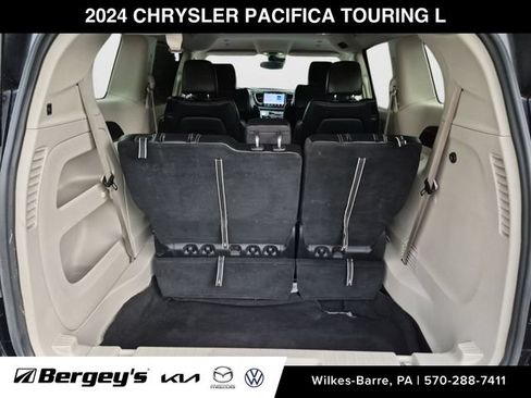 Used 2024 Chrysler Pacifica Touring-L FWD image 26
