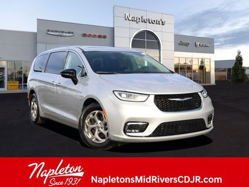 Used 2024 Chrysler Pacifica Limited image 1