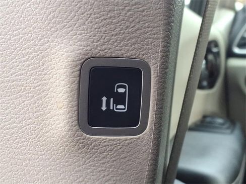 Used 2023 Chrysler Pacifica Limited image 18