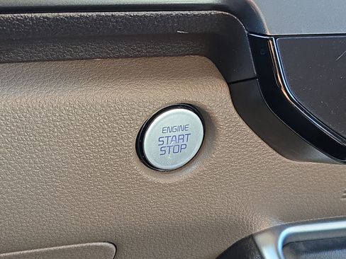 Used 2025 Kia Carnival FWD image 19