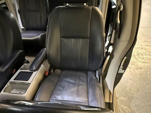 Used 2016 Chrysler Town & Country Touring image 23