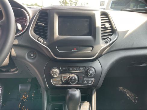 Used 2019 Jeep Cherokee Latitude Plus w/ Comfort/Convenience Group FWD image 19