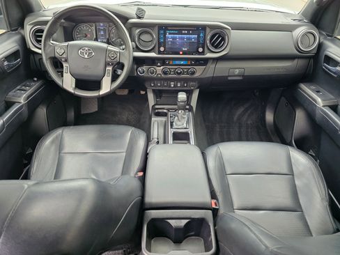 Used 2018 Toyota Tacoma TRD Off-Road AWD/4WD image 14