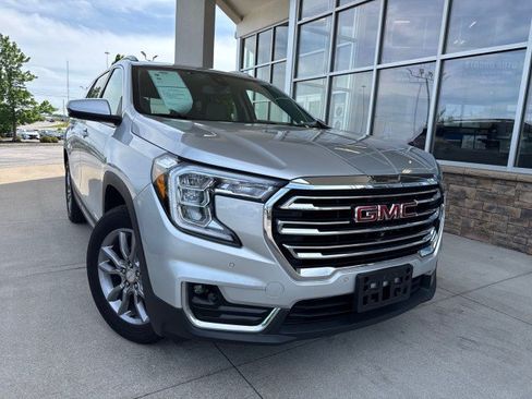 Used 2022 GMC Terrain SLT w/ Infotainment Package II AWD/4WD image 2