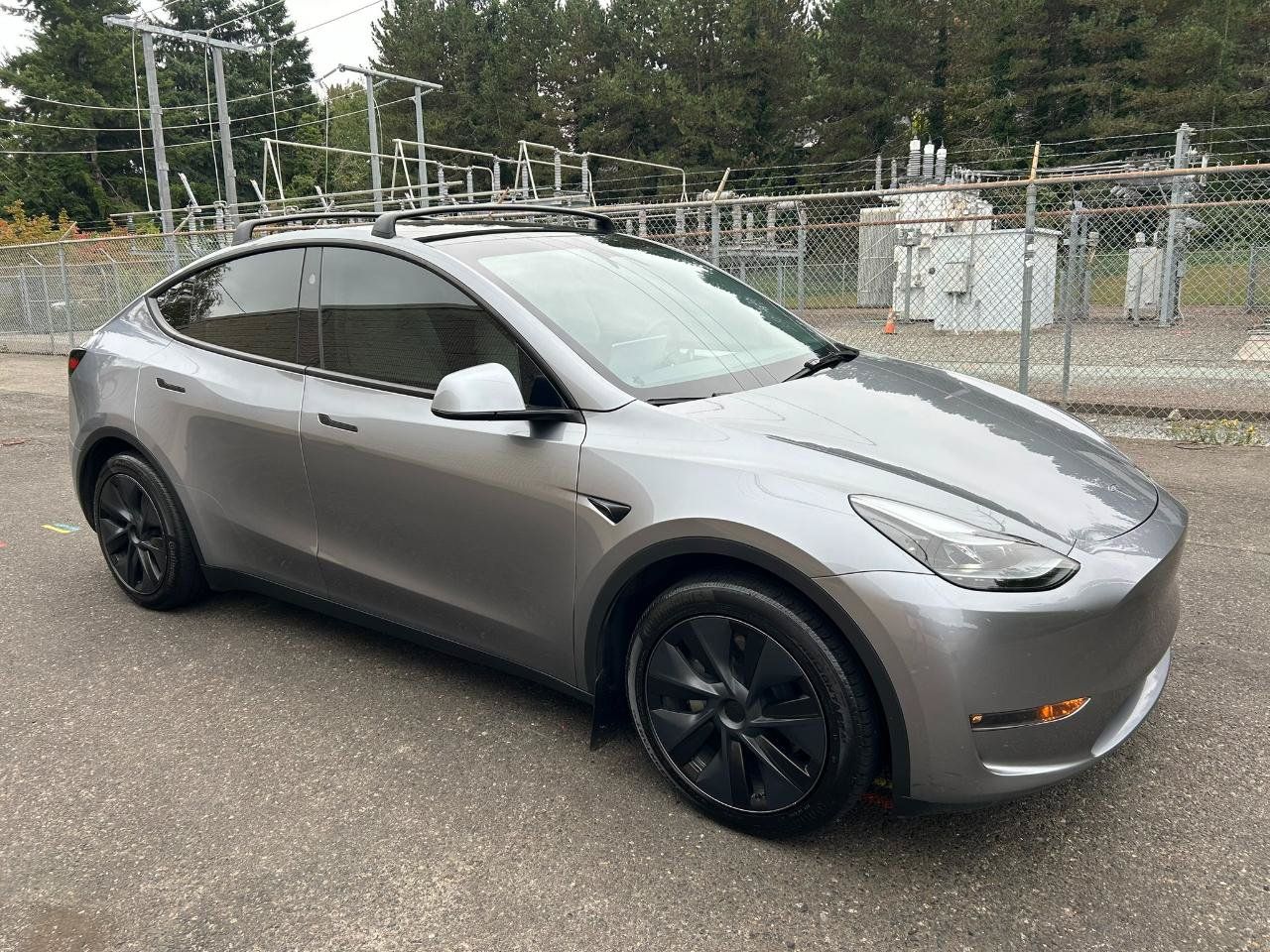 Used 2024 Tesla Model Y Long Range AWD/4WD image 3