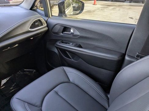 New 2026 Chrysler Pacifica Select FWD image 19