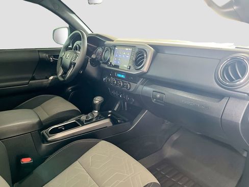 Used 2022 Toyota Tacoma TRD Off-Road w/ Technology Package AWD/4WD image 28