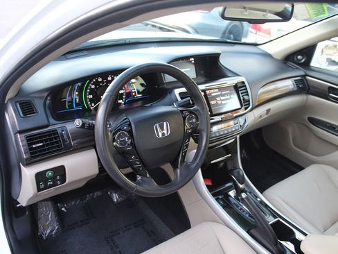 Used 2017 Honda Accord Touring image 19