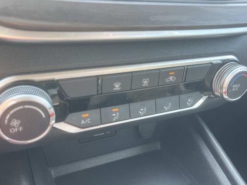Used 2025 Nissan Altima 2.5 SV FWD image 34