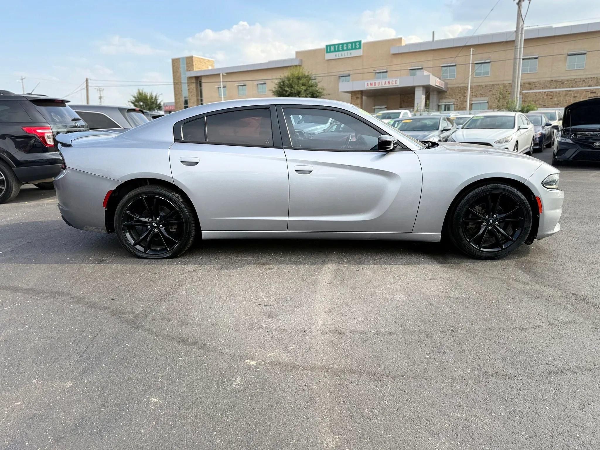 Used 2017 Dodge Charger SE w/ Blacktop Package RWD image 2